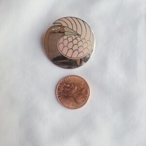 LAUREL BURCH "MYNAH BIRD" PINK ENAMEL ROUND PIN BROOCH